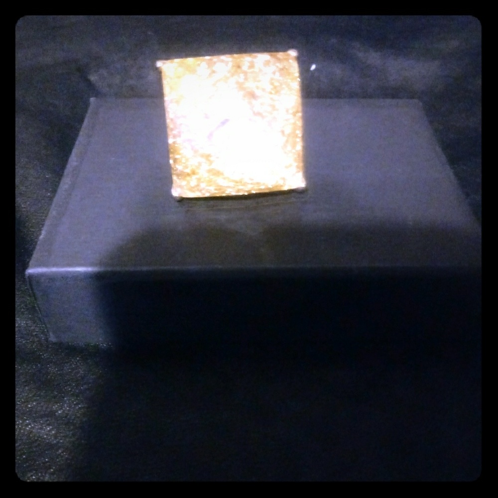 Ladies ring - Picture 1 of 3